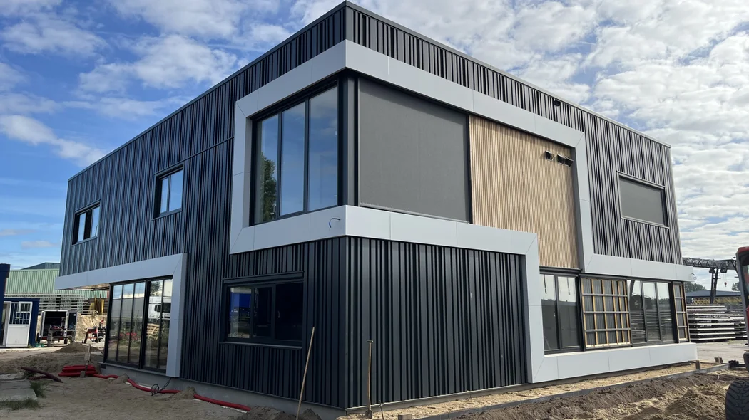 Aluminium composiet gevelbekleding bij modern bedrijfspand in Oosterhout