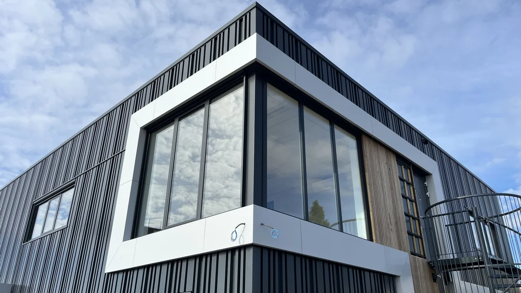 Detail van aluminium composiet gevelbekleding bij bedrijfspand in Oosterhout